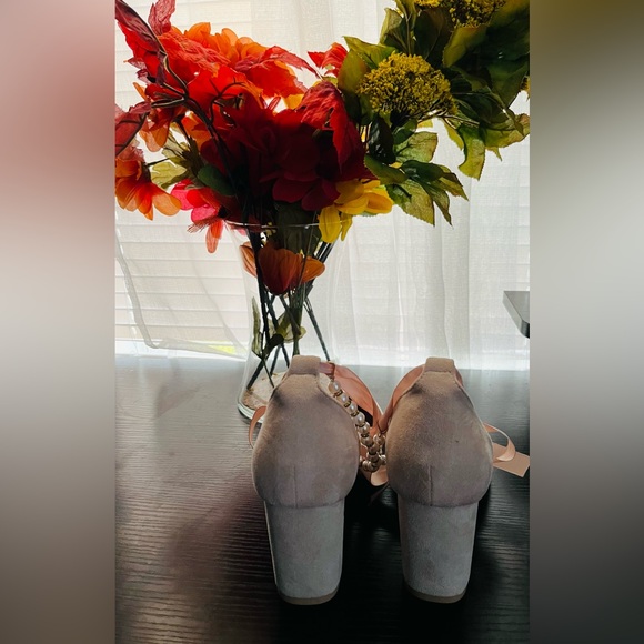 Elegant Beige Block Heel Shoes with faux pearl anklet attachment. NWOT. - Picture 3 of 5